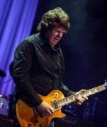 Gary Moore soseste la Bucuresti